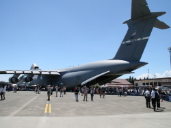 ”横田基地友好祭で地上展示されたC-17大型輸送機”/border="0"